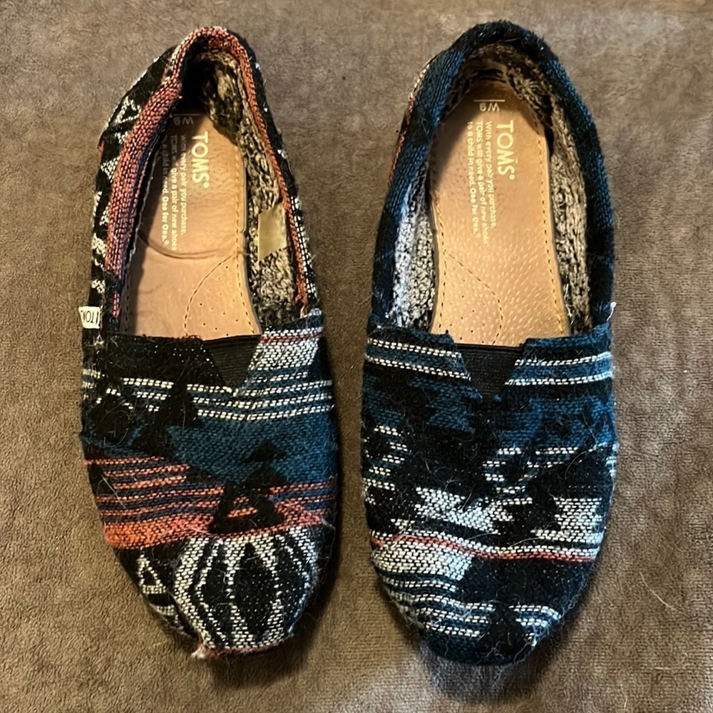 Toms size 9 woman's. Slip on and go. Great for fall festivals.